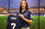 Hande İmzayı Attı