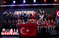 Voleybolun En Aydınlık Gününde, Kapkara Fotoğraf