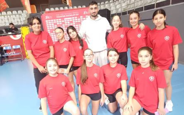 Voleybolun Tribünlerdeki Çiçekleri Çocuklar