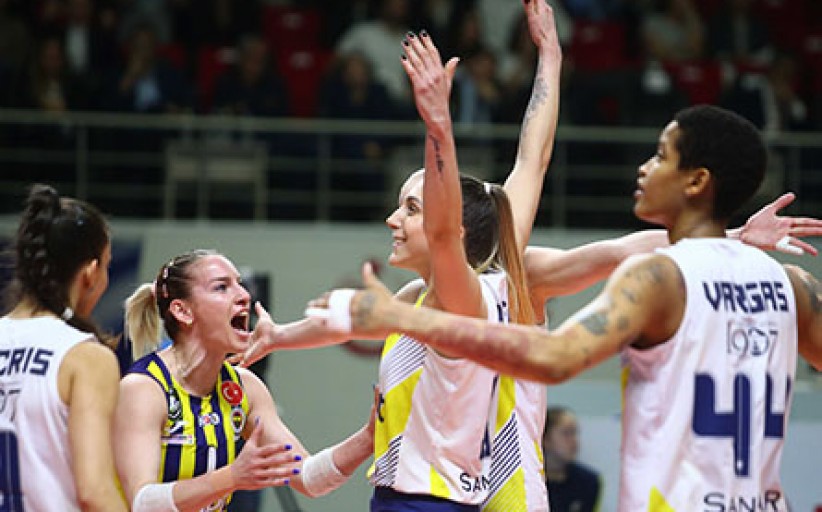 Fenerbahçe, Vakıfbank'ı Yendi ve 1-0 Öne Geçti