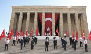 Türk Gençliği Atasının Huzurunda