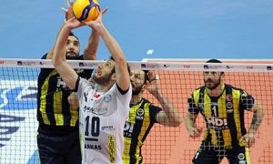 Fenerbahçe, İzmir'de Arkası Set Vermedi ve Son Maça Bıraktı