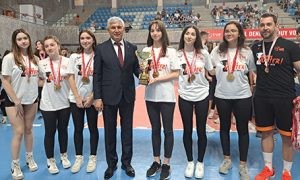 İstanbul Altyapı Ligleri’nde madalya ve kupa töreni yapıldı.